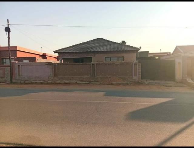3 BEDROOM HOUSE FOR SALE IN ORLANDO WEST